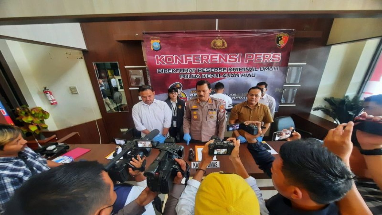 Konferensi pers pengungkapan kasus perampokan uang Rp190 juta di Polda Kepri (ANTARA/Yude)