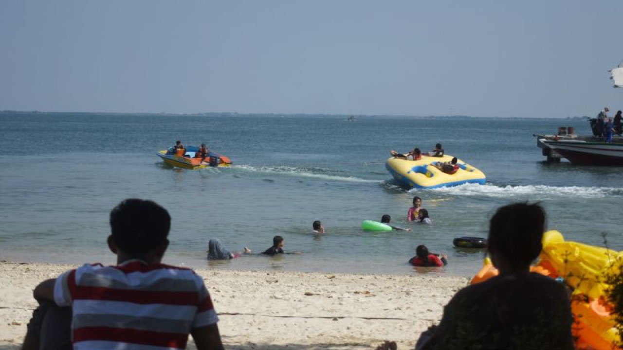 Wisatawan kembali menikmati berbagai kegiatan di pantai Pulau Untung Jawa, Kepulauan Seribu. ANTARA/ Fauzi Lamboka