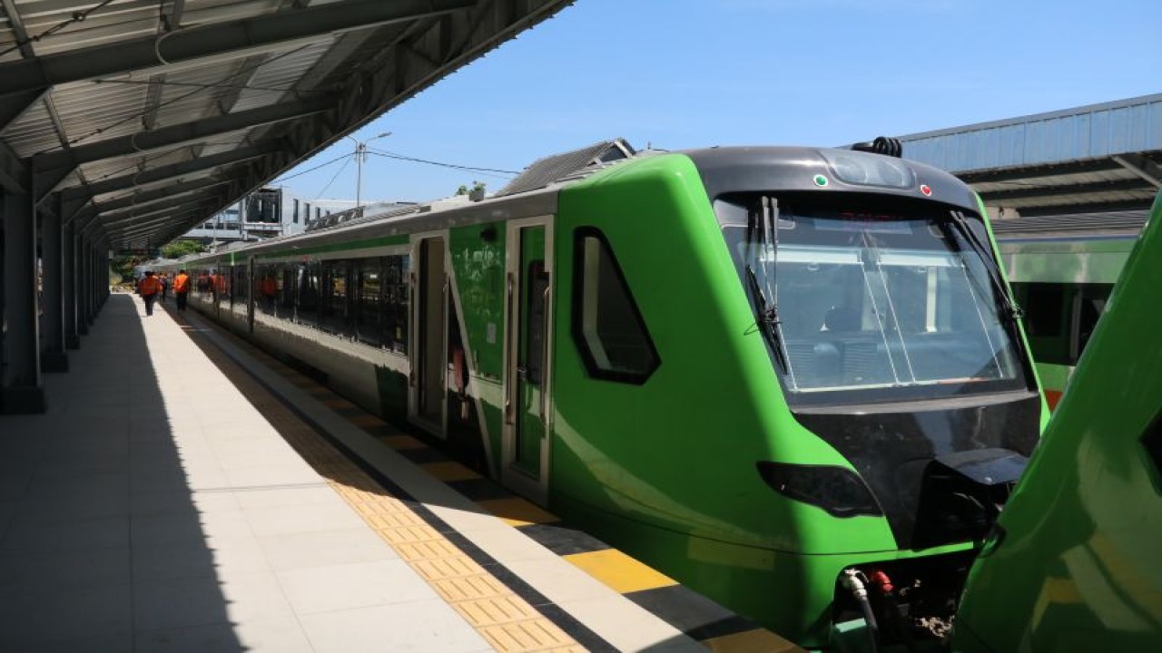 Kereta Feeder terparkir di Stasiun Bandung. (ANTARA/HO PT KAI Daop II Bandung)