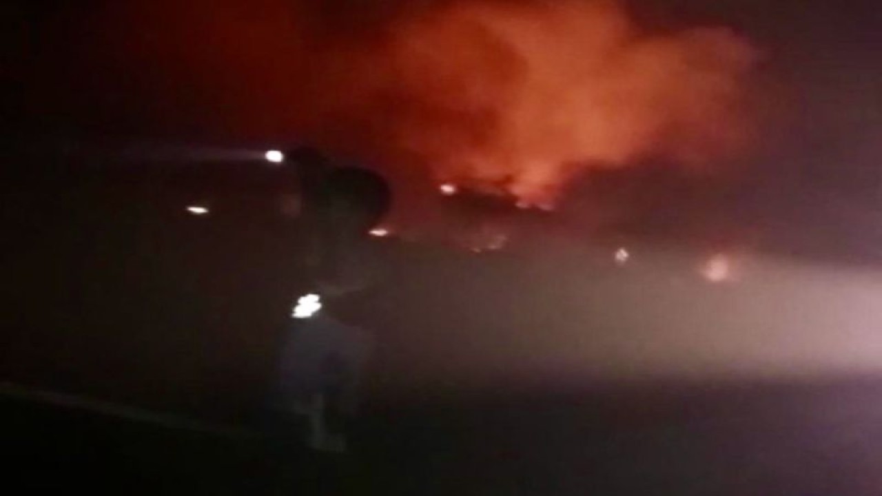 Api membakar lahan pertanian Semangka di Muning Baru, Kecamatan Daha Selatan, Hulu Sungai Selatan, Kalimantan Selatan, Kamis (21/9/2023) tengah malam. (ANTARA/HO-Kerukunan BPK HSS)