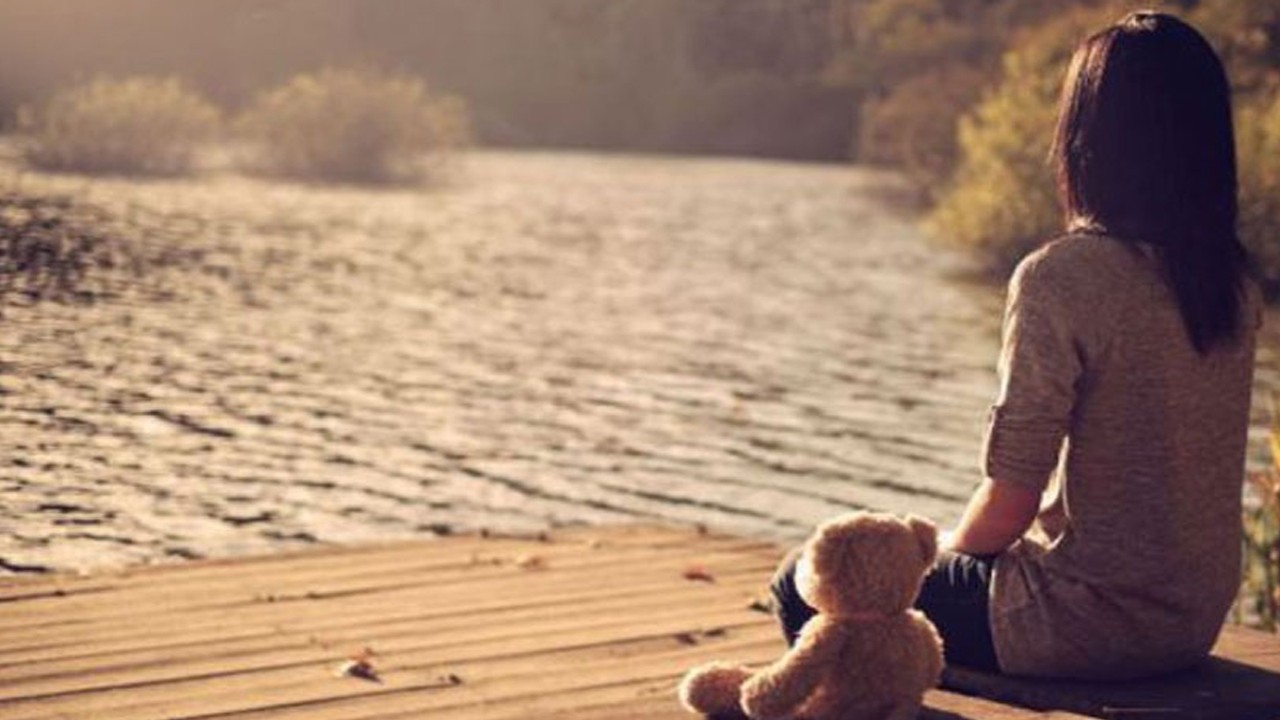 Ilustrasi, seseorang sedang duduk sendirian bersama bonekanya. (net)