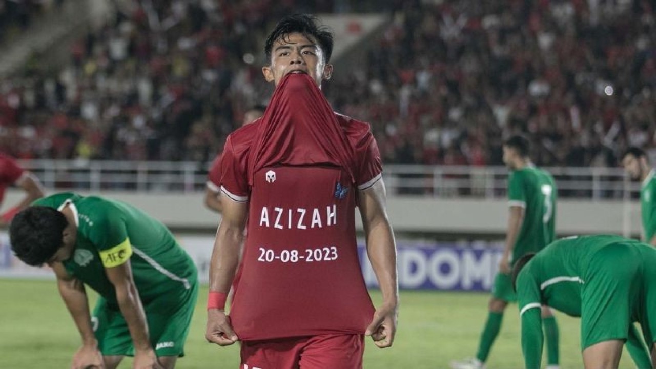 Pratama Arhan berselebrasi seusai mencetak gol ke gawang Turkmenistan dalam pertandingan grup K kualifikasi Piala Asia U-23 AFC 2024 di Stadion Manahan, Solo, Jawa Tengah, Selasa (12/9/2023). Timnas Indonesia U-23 menang atas Turkmenistan dengan skor 2-0 dan memastikan lolos ke putaran final Piala Asia U-23 Qatar 2024. ANTARA FOTO/Mohammad Ayudha/aww.