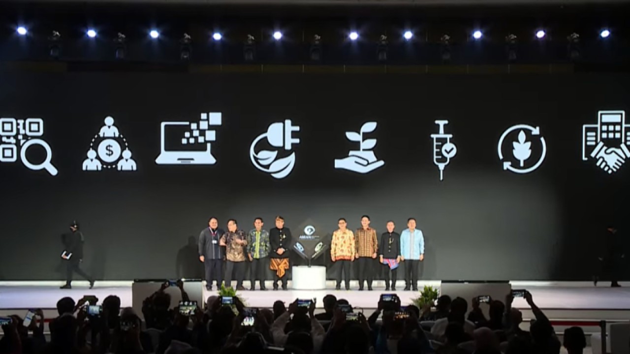 Ketua ASEAN-BAC 2023 Arsjad Rasjid (empat kanan) saat menghadiri peluncuran delapan proyek warisan pada ASEAN Business and Investment Summit 2023 di Jakarta, Senin (4/9/2023). (ANTARA/Martha Herlinawati Simanjuntak)