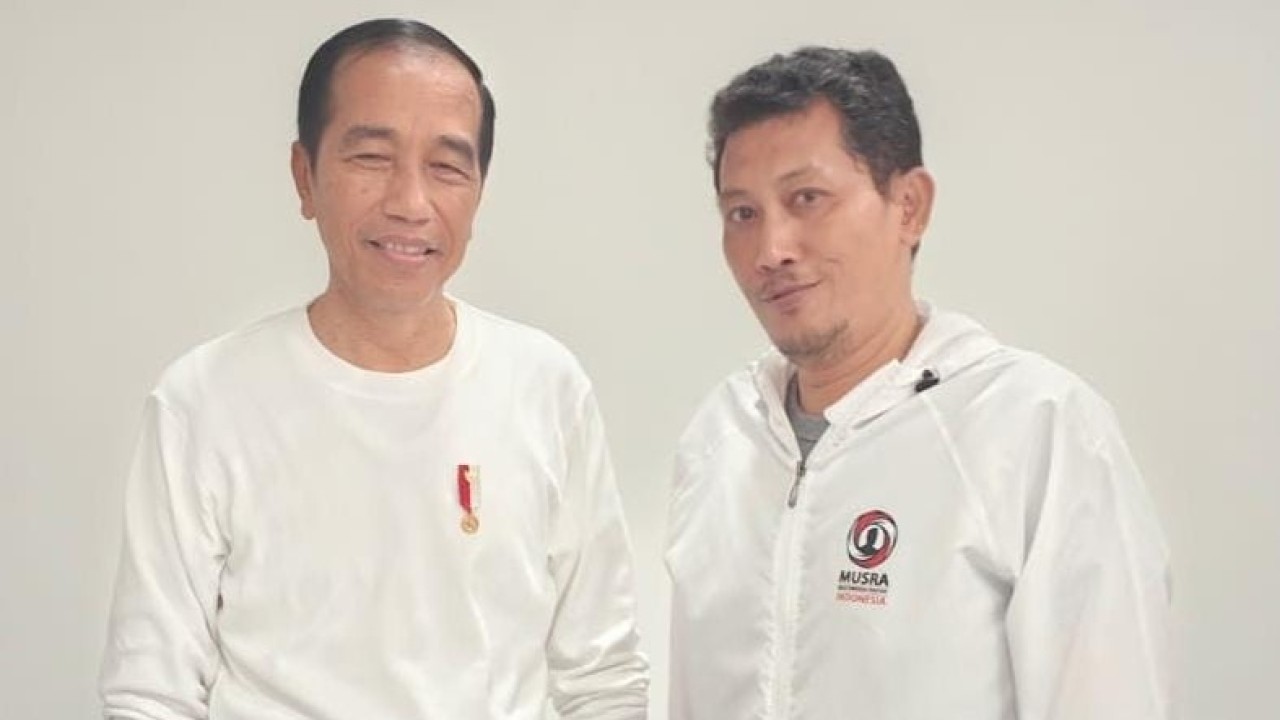 Ketua Umum Kornas Jokowi Abdul Havid Permana bersama Presiden Jokowi. (ANTARA/Ahmad Fikri)