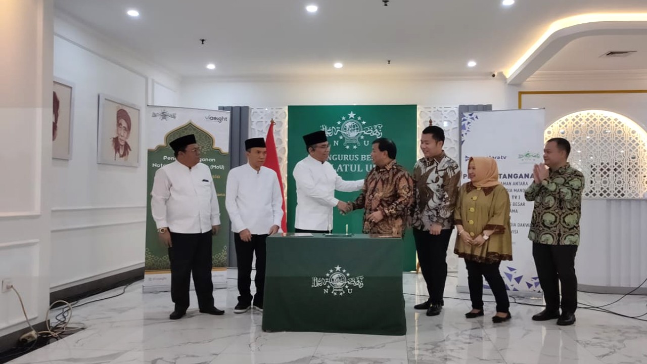 Ketua Umum Pengurus Besar Nahdlatul Ulama (PBNU), KH Yahya Cholil Staquf atau Gus Yahya dan Presiden Komisaris (Preskom) Nusantara TV yang juga Tim Ahli Wapres, Dr. Ir. Nurdin Tampubolon, MM./NTV