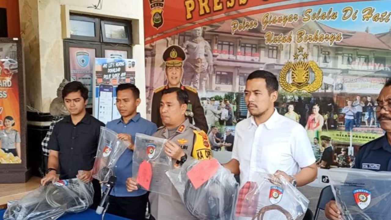 Kepala Kepolisian Resor Gianyar, AKBP Ketut Widiada (tengah), menunjukkan barang bukti kasus jatuhnya lift Ayu Terra Resort Ubud pada saat konferensi pers di Polres Gianyar, Bali, Selasa (26/9/2023). ANTARA/Rolandus Nampu