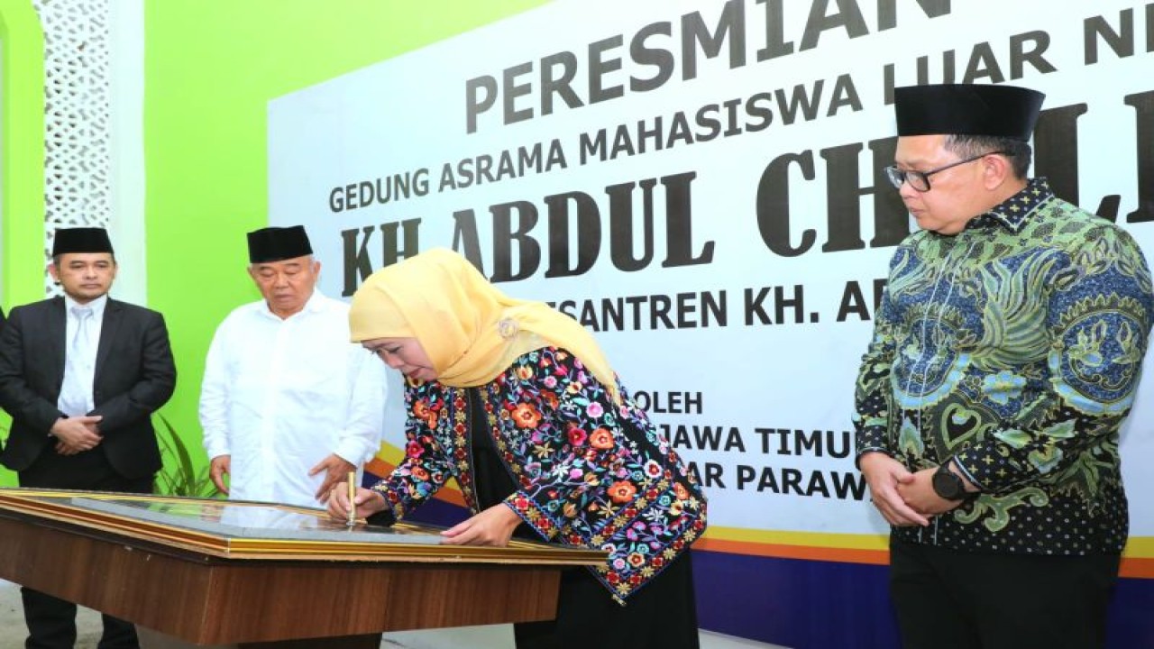 Gubernur Jawa Timur Khofifah Indar Parawansa meresmikan asrama mahasiswa luar negeri di Universitas KH. Abdul Chalim (UKHAC) Mojokerto, Jawa Timur. Senin (4/9/2023) FOTO ANTARA/HO-Pemprov Jatim
