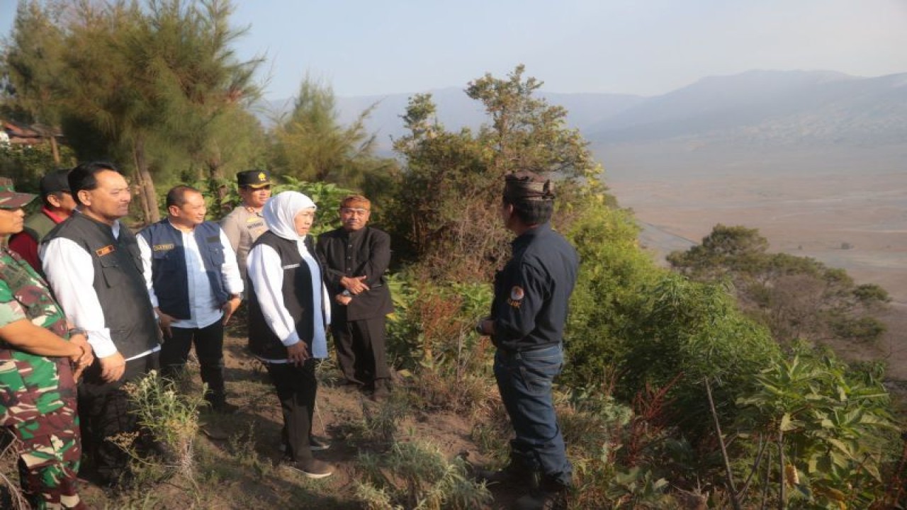 Gubernur Jatim Khofifah Indar Parawansa bersama rombongan memantau karhutla di Lembah Watangan yang berada di Gunung Bromo, Kabupaten Probolinggo, Sabtu (9/9/2023). (ANTARA/HO-Biro Adpim Pemprov Jatim)