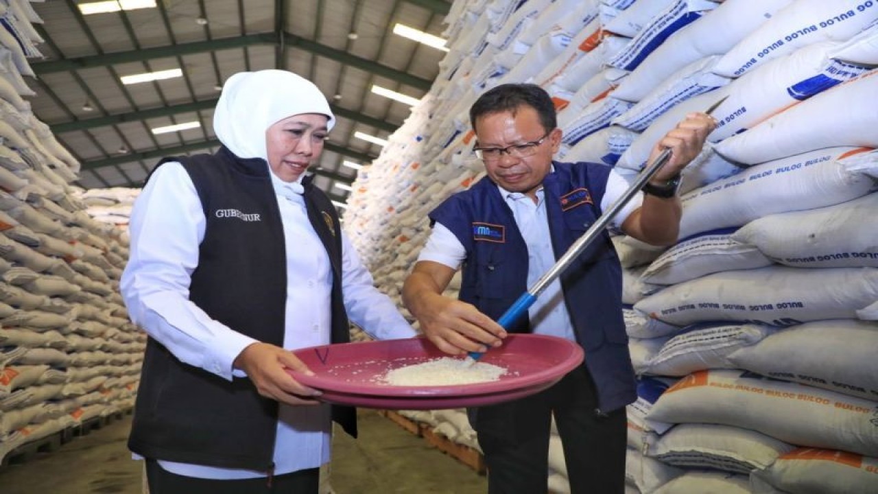 Gubernur Jatim Khofifah Indar Parawansa (kiri) memantau stok beras di Gudang Bulog Jatim, Sidoarjo, Jatim, Selasa (13/9/2023). ANTARA/HO-Biro Adpim Jatim