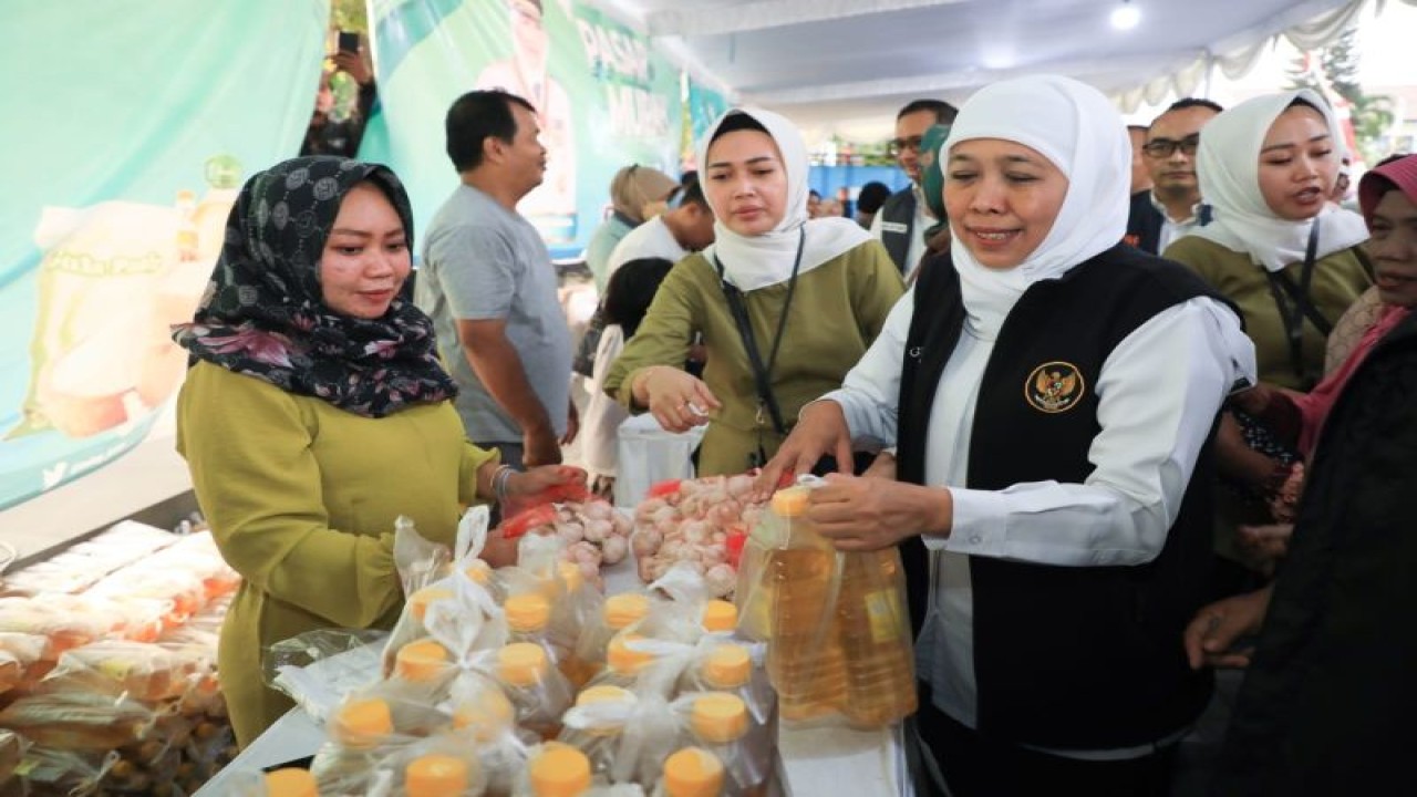 Gubernur Jatim Khofifah Indar Parawansa meninjau operasi pasar di Jombang, Jawa Timur. ANTARA/ HO-Pemprov Jatim