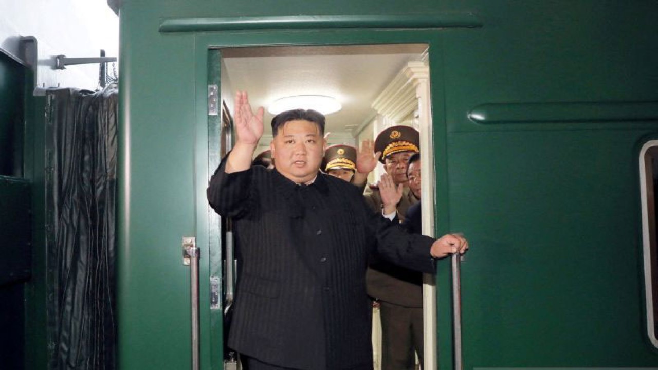 FOTO FILE: Pemimpin Korea Utara Kim Jong Un melambaikan tangan dari kereta pribadi saat ia berangkat dari Pyongyang, Korea Utara, untuk mengunjungi Rusia (10/9/2023), dalam gambar yang dirilis oleh Kantor Berita Pusat Korea Utara pada 12 September 2023. ANTARA FOTO/KCNA via REUTERS/aww.