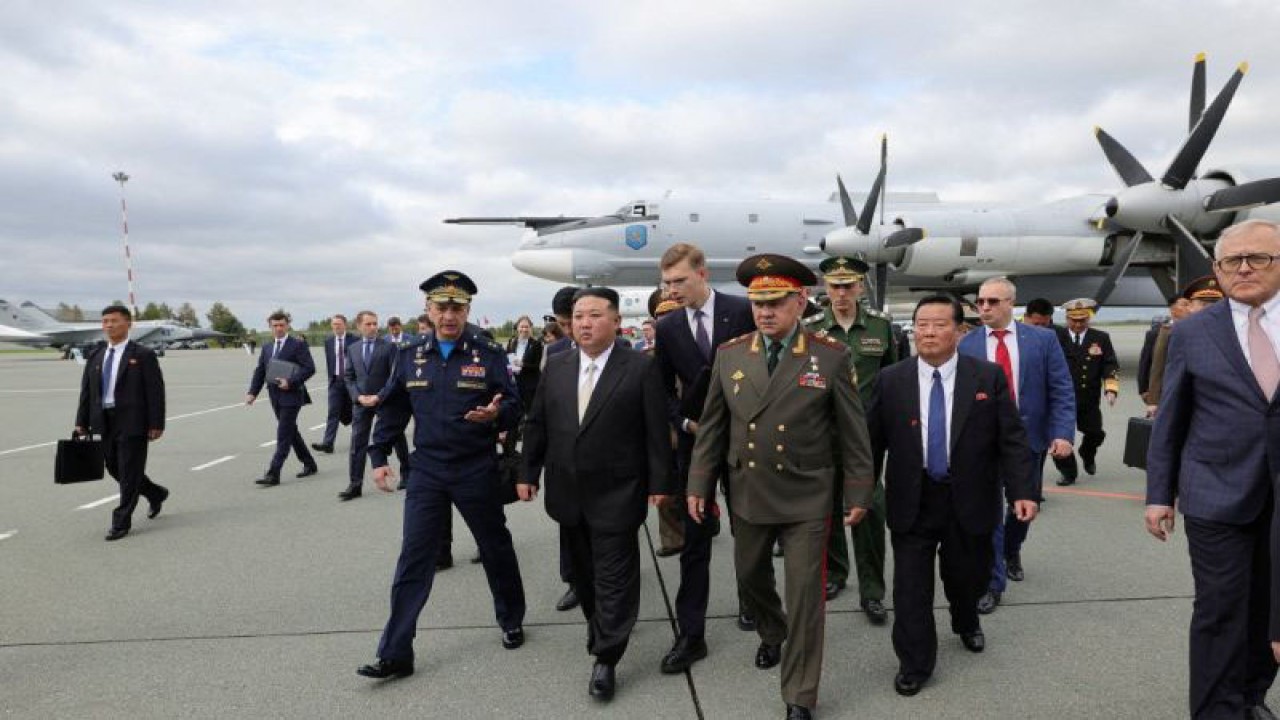 Pemimpin Korea Utara Kim Jong Un dan Menteri Pertahanan Rusia Sergei Shoigu memeriksa pesawat dan rudal militer Rusia yang dipajang di bandar udara Knevichi, dekat Vladivostok, Primorsky, Rusia (16/9/2023). ANTARA FOTO/Russian Defence Ministry/Handout via REUTERS/tom.