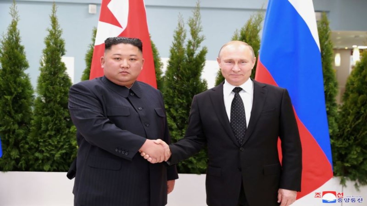 Arsip foto - Pemimpin Korea Utara Kim Jong Un berjabat tangan dengan Presiden Rusia Vladimir Putin di Vladivostok, Rusia dalam foto tak bertanggal yang dirilis pada 25 April 2019 oleh Kantor Berita Pusat Korea Utara (KCNA). ANTARA/KCNA melalui REUTERS/pri.