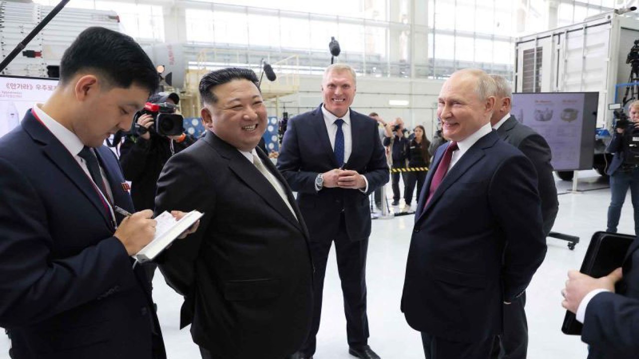 Pemimpin Korea Utara Kim Jong Un (kedua kiri) berbincang dengan Presiden Rusia Vladimir Putin (kanan) saat mengunjungi pusat antariksa Kosmodrom Vostochny di Amur Oblast di kawasan timur jauh, Rusia, Rabu (13/9/2023). Kedua pemimpin sepakat untuk lebih memperkuat kerja sama strategis. ANTARA FOTO/KCNA via Reuters/nym.