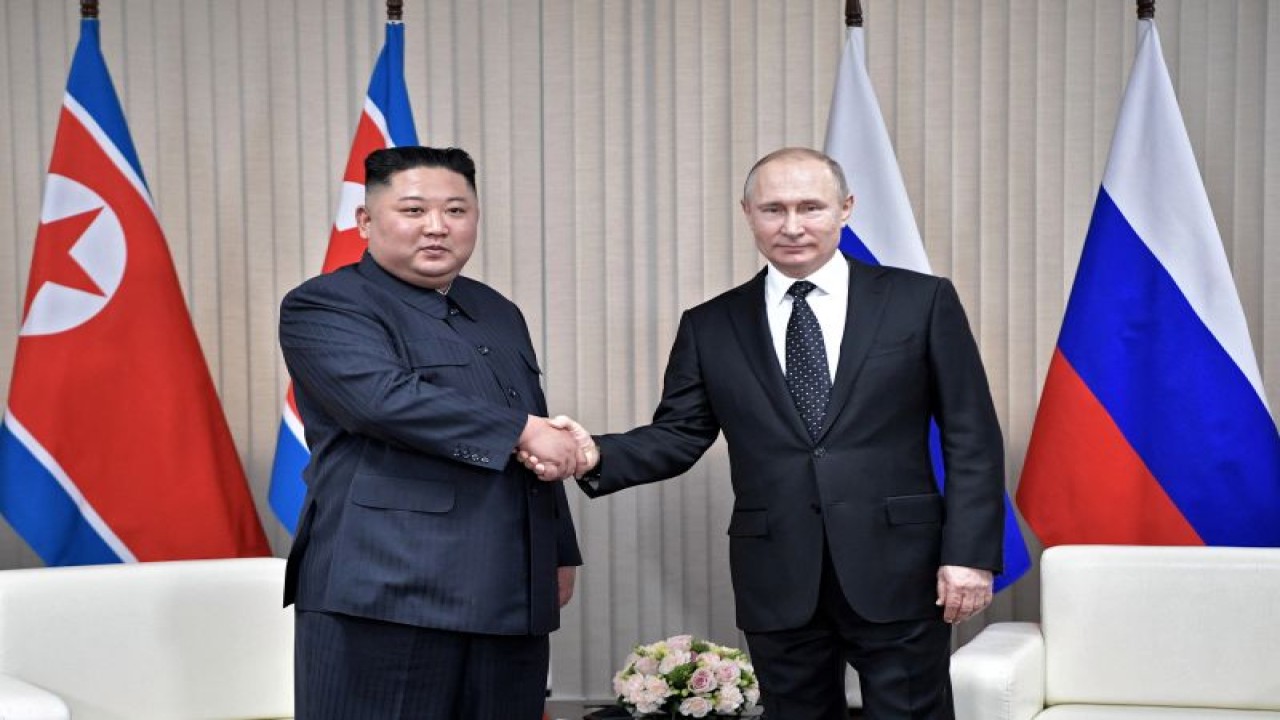 Foto Arsip - Pemimpin Korea Utara Kim Jong Un dan Presiden Rusia Vladimir Putin saat bertemu Vladivostik, Timur Jauh Rusia, pada 25 April 2019. (Rusian Presidential Press and Information Office/kremlin.ru via wikimedia commons.)