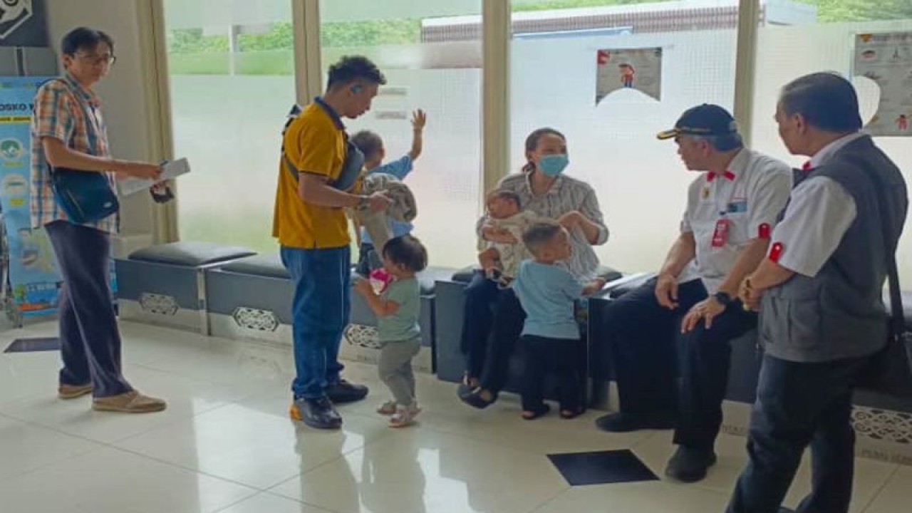 Konjen RI Kuching,Raden Sigit Witjaksono saat mendampingi repatriasi empat anak Balita dari Malaysia ke Indonesia melalui PLBN Entikong. Foto KJRI Kuching. (HO)