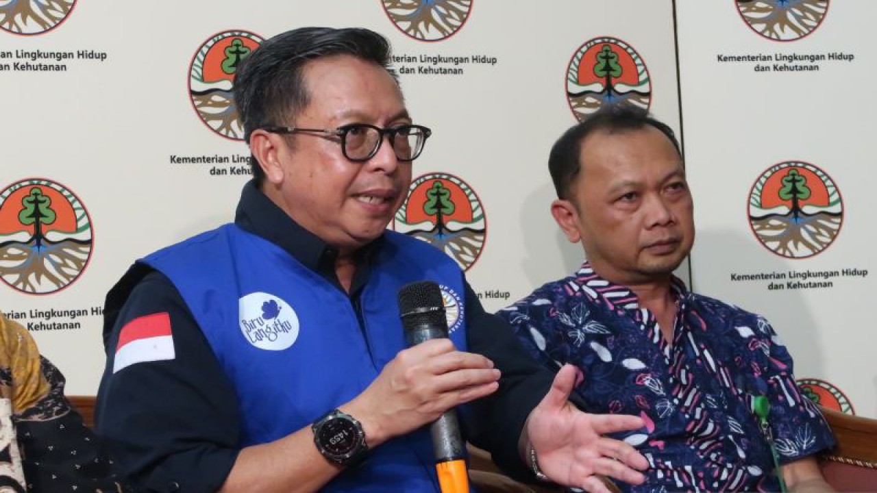 Direktur Jenderal Penegakan Hukum Lingkungan Hidup dan Kehutanan KLHK Rasio Ridho Sani (kiri) bersama Sekretaris Direktorat Jenderal Pengendalian Pencemaran dan Kerusakan Lingkungan KLHK Tulus Laksono (kanan) memaparkan perkembangan terkini pengendalian pencemaran udara di Gedung Manggala Wanabakti, Jakarta, Jumat (8/9/2023). ANTARA/Sugiharto Purnama