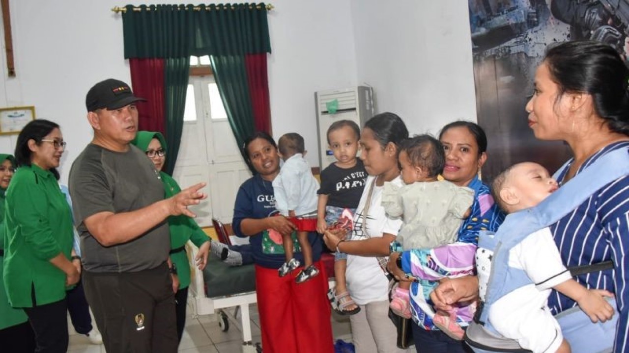 Pangdam Pattimura Mayjen TNI Syafrial saat meninjau bakti sosial di Ambon, Provinsi Maluku, Senin (25/9/2023). (FOTO ANTARA/DedyAzis)
