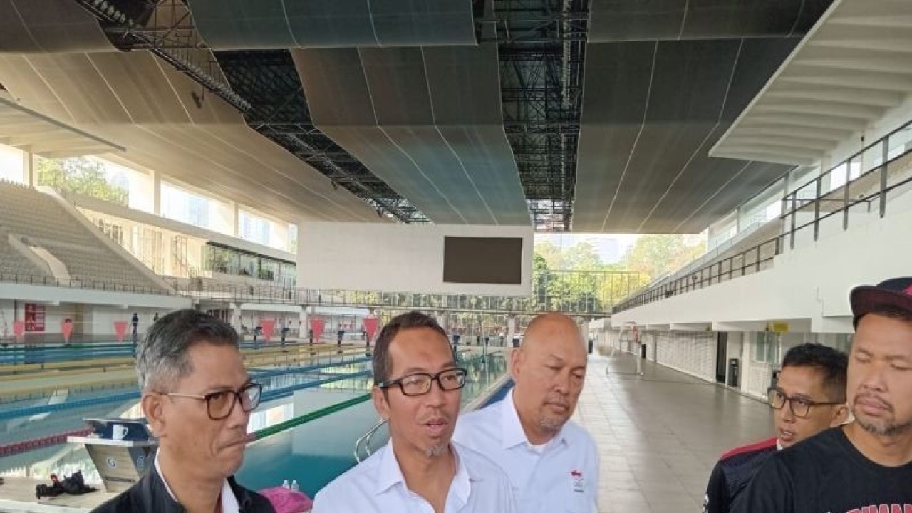 (ki-ka) Sekretaris Jenderal KOI Wijaya Noeradi, Wakil Ketua Umum KOI Ismail Ning, manajer tim renang Indonesia Wisnu Wardhana menjawab pertanyaan pewarta setelah mengunjungi pelatnas renang di Stadion Akuatik, Kompleks Gelora Bung Karno, Jakarta, Kamis (14/9/2023). (ANTARA/RAUF ADIPATI)