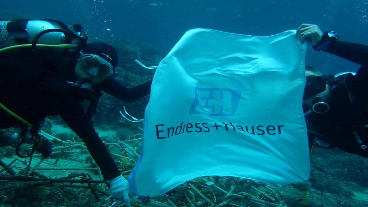 Endress+Hauser mengumumkan kerja samanya dengan Coral Triangle Center, yayasan independen nirlaba yang mengelola sumber daya laut serta pesisir yang berkelanjutan di  Nusa Penida Marine Protected Area, dalam program Adopt-a-Coral.  (ANTARA/HO-Endress+Hauser)