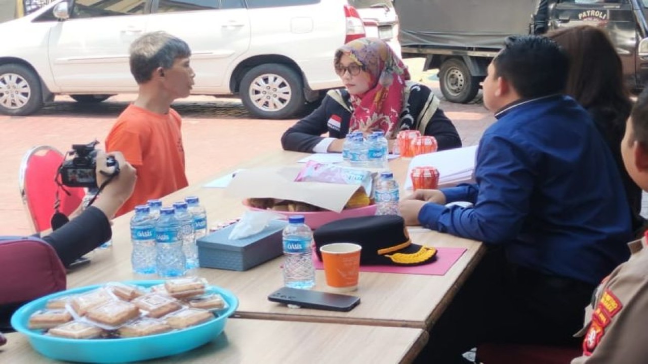 Komisi Nasional Perlindungan Anak (Komnas PA) menyambangi Polsek Tambora untuk menindaklanjuti kasus pemerkosaan anak di bawah umur yang terjadi wilayah tersebut, Rabu (27/9/2023). ANTARA/ Risky Syukur