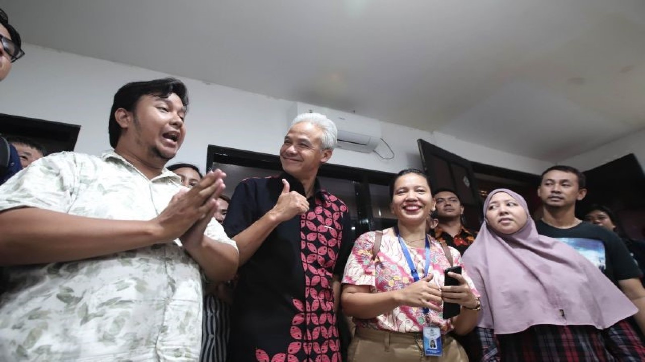 Bakal calon presiden Ganjar Pranowo bertemu Komunitas Disabilitas Tuna Rungu Indonesia di Graha Pena 98, Jakarta, Kamis (21/9/2023). ANTARA/HO-Pena 98