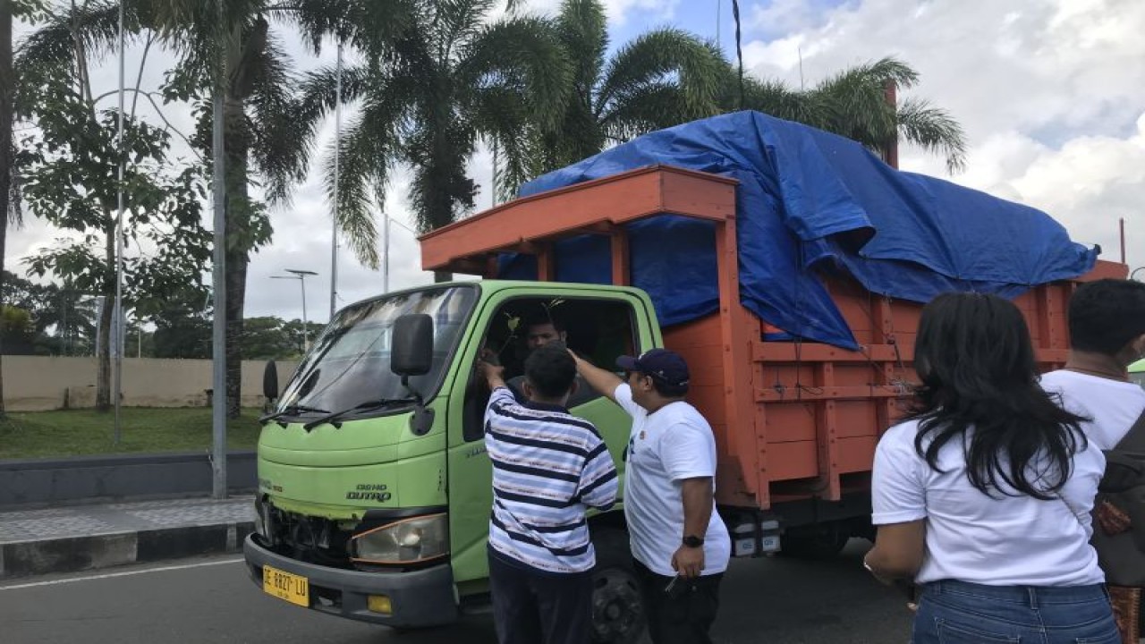 Komunitas MCC saat melakukan pembagian anakan pohon gratis untuk warga Ambon, di depan Gong Perdamaian Dunia Ambon, Rabu. (ANTARA/Winda Herman)