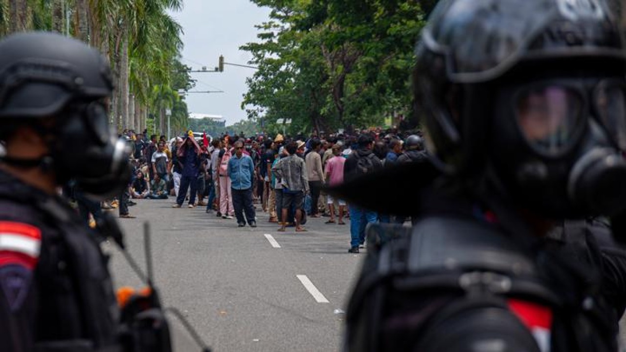 Polisi menjaga aksi unjuk rasa warga Pulau Rempang di Kantor Badan Pengusahaan (BP) Batam. (Antara)