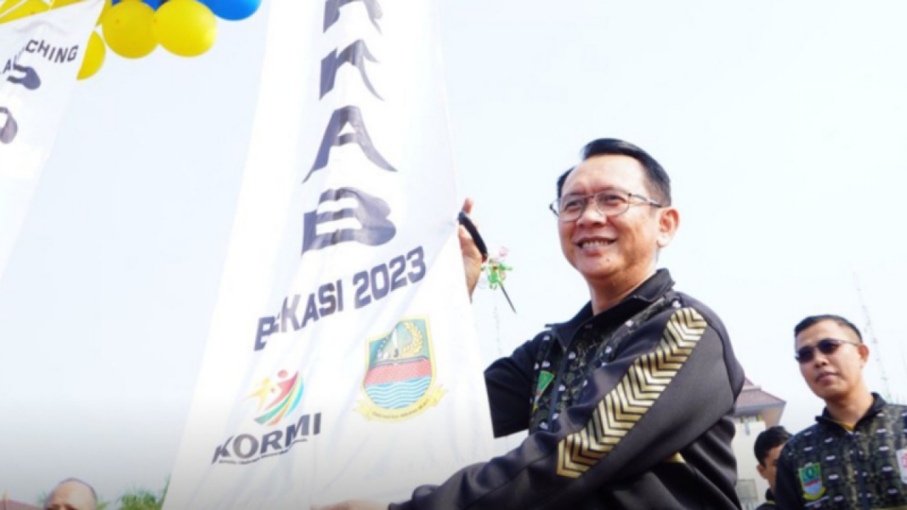 Penjabat Bupati Bekasi Dani Ramdan meluncurkan Pekan Olahraga Kabupaten Bekasi 2023 saat upacara peringatan Hari Olahraga Nasional tingkat daerah itu di Lapangan Plasa Pemkab Bekasi pada Senin (11/9/2023). (ANTARA/Pradita Kurniawan Syah).
