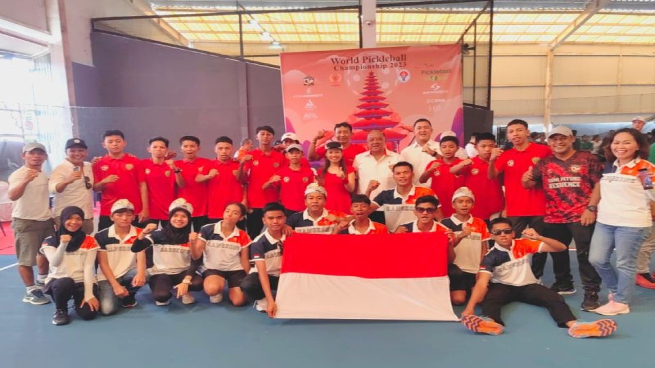 Ketua Umum KONI Pusat Letjen TNI Purn Marciano Norman bersama dengan kontingen Indonesia di ajang World Pickeball Championship 2023 yang berlangsung di Liga Tennis Sports Club Sanur, Bali, Selasa (19/09/2023). (ANTARA/HO-KONI Pusat)