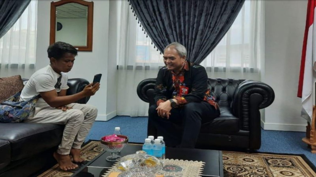 Konjen RI Kuching, Raden Sigit Witjaksono bersama Muhammad di ruang kerjanya. ANTARA/HO.
