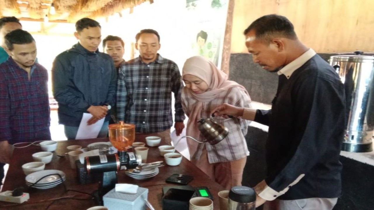 Kursus barista di kaki Gunung Rinjani, Lombok Timur.