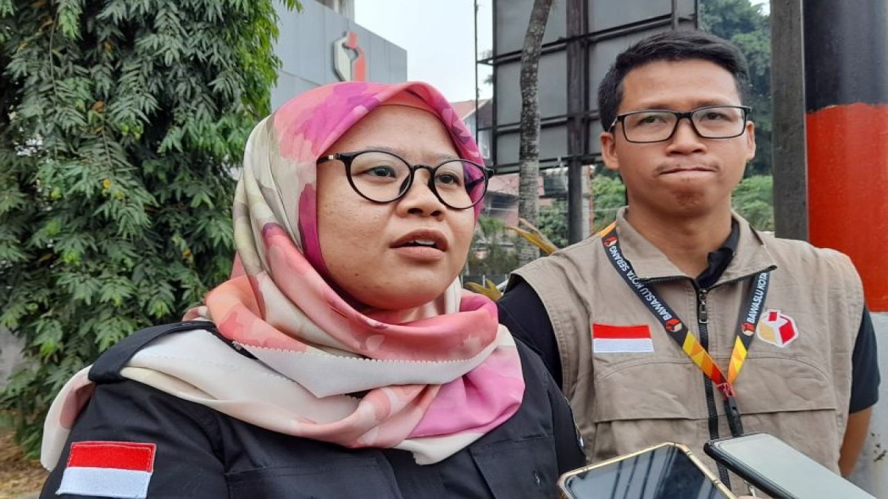Kordiv SDMO Bawaslu Provinsi Banten, Liah Culiah, saat diwawancarai di Serang, Banten, Jumat (22/9/2023). (ANTARA/Desi Purnama Sari)