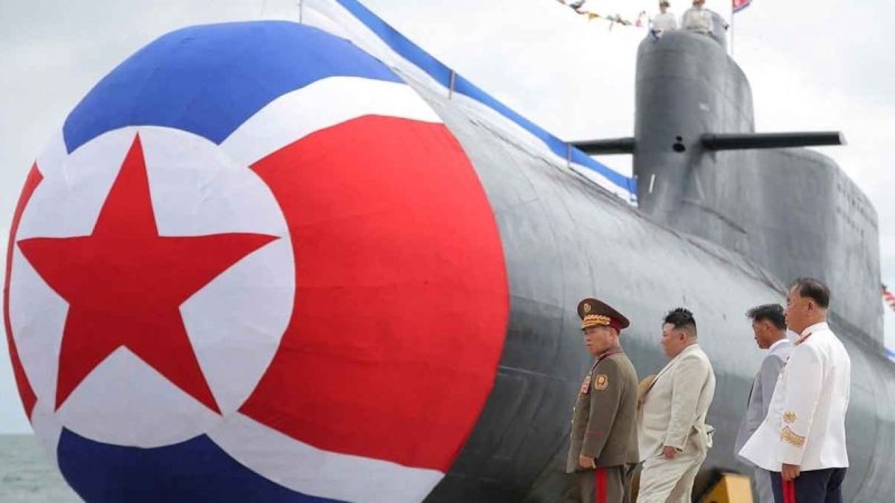Pemimpin Korea Utara Kim Jong Un (kedua kiri) menghadiri upacara peluncuran kapal selam tempur nuklir taktis pertama di Korea Selatan, Rabu (6/9/2023). Tugas pertama kapal selam nuklir itu adalah berpatroli di perairan antara Semenanjung Korea dan Jepang. ANTARA FOTO/via REUTERS/KCNA/rwa.