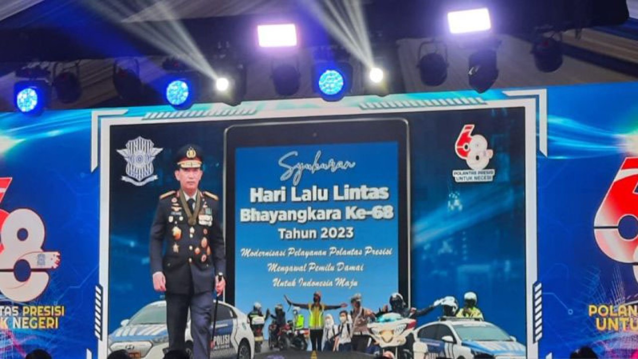 Kapolri Jenderal Pol. Listyo Sigit Prabowo memberikan arahan dalam acara syukuran HUT ke-68 Korlantas Polri di Pusdik Lantas, Serpong, Tangerang Selatan, Senin (25/9/2023). ANTARA/Laily Rahmawaty.