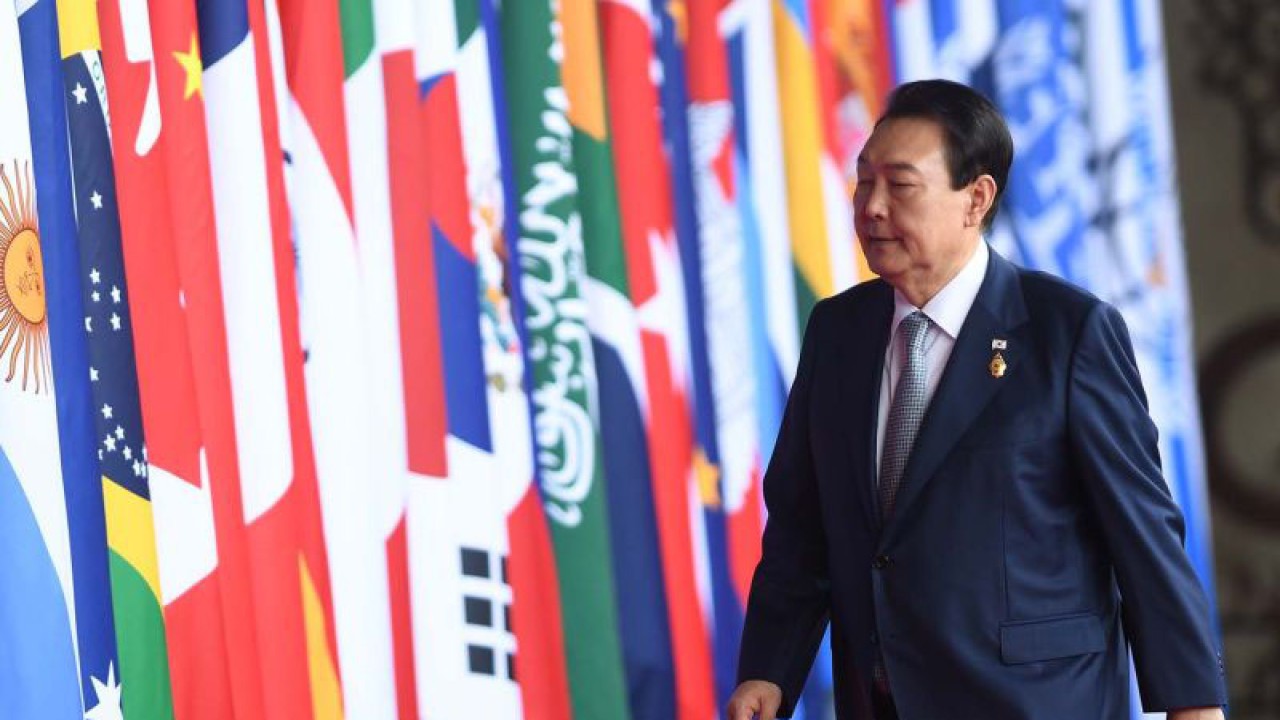 Arsip - Presiden Korea Selatan Yoon Suk-yeol berjalan menuju lokasi KTT G20 Indonesia 2022 di Nusa Dua, Bali, Selasa (15/11/2022). ANTARA FOTO/Media Center G20 Indonesia/Akbar Nugroho Gumay/aww.