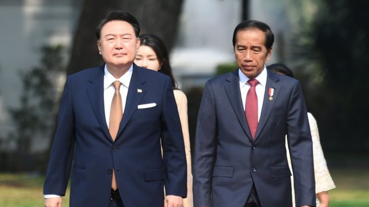 Presiden Joko Widodo (kanan) menyambut kedatangan Presiden Korea Selatan Yoon Suk-yeol (kiri) sebelum melakukan pertemuan di halaman Istana Merdeka, Jakarta, Jumat (8/9/2023). . ANTARA FOTO/Hafidz Mubarak A/YU