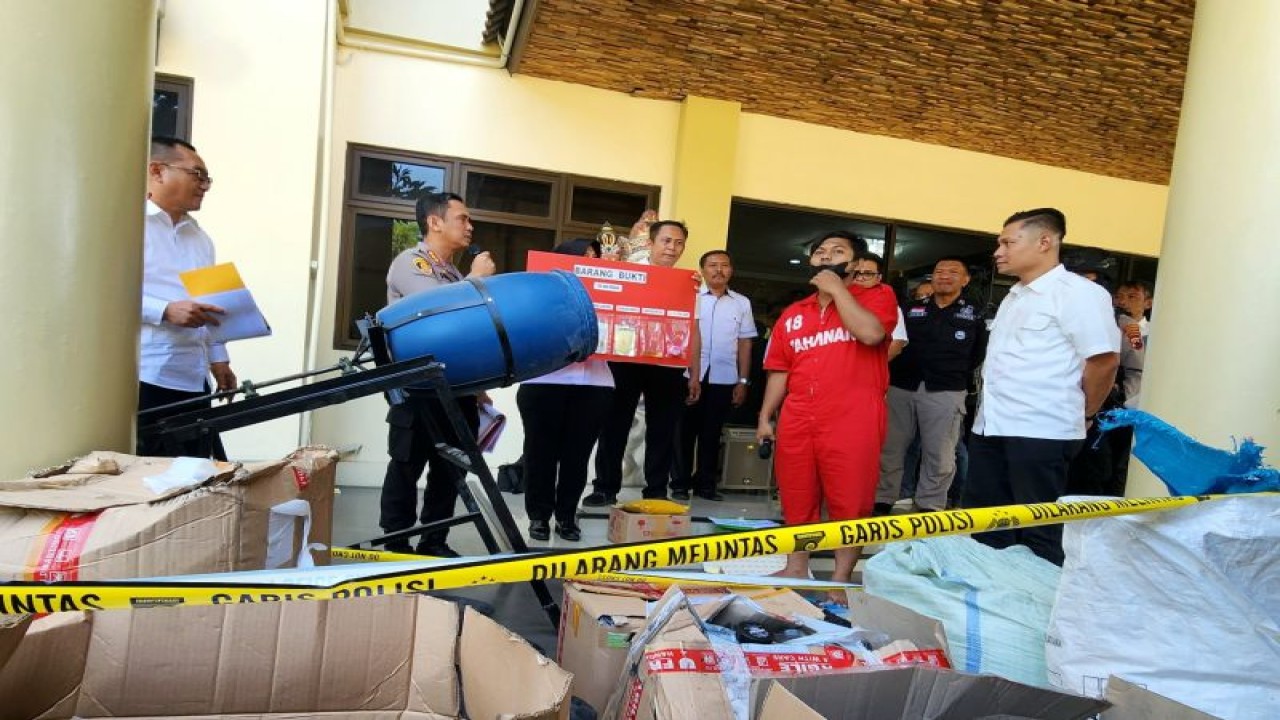 Pelaku produksi kosmetik ilegal dihadirkan saat rilis di Mapolrestabes Semarang, Jawa Tengah, Selasa (5/9/2023). (ANTARA/I. C. Senjaya)