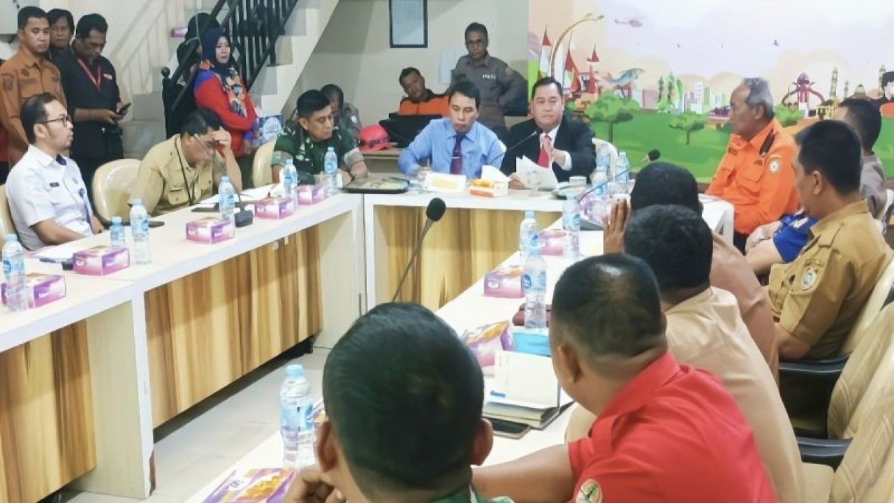 Bupati Halikinnor saat rapat evaluasi karhutla dan penetapan status tanggap darurat bencana karhutla di Kotawaringin Timur, Senin (11/9/2023). (ANTARA/Norjani)