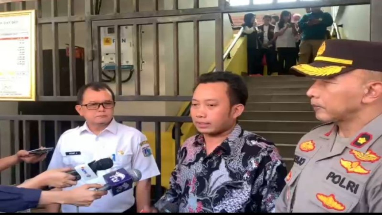 Komisioner Komisi Perlindungan Anak Indonesia (KPAI) Aris Adi Leksono (tengah) saat diwawancarai di Jakarta, Rabu (27/9/2023). ANTARA/HO-Istimewa
