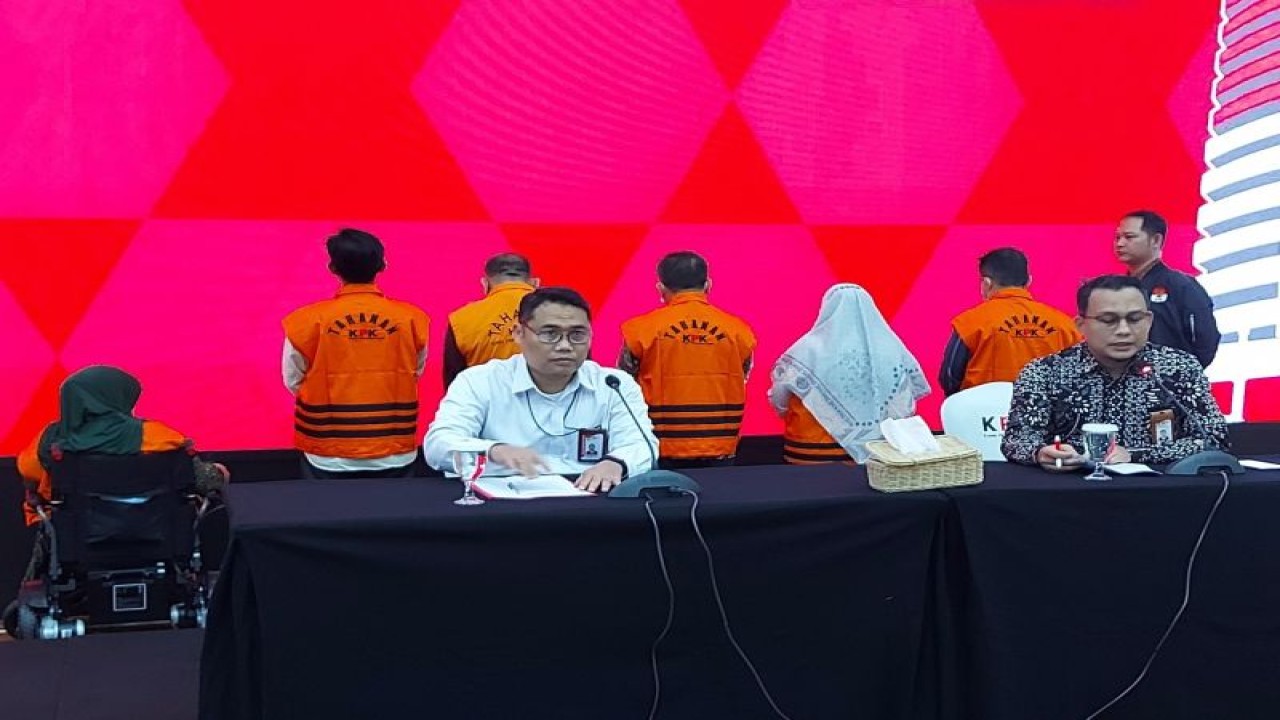 Komisi Pemberantasan Korupsi (KPK) kembali tahan enam mantan anggota DPRD Provinsi Jambi Periode 2014-2019 yang ditetapkan sebagai tersangka dalam kasus dugaan korupsi pengesahan RAPBD Jambi, dalam Konferensi pers di Gedung Merah Putih KPK, Jakarta Selatan, Jumat (1/9/2023). ANTARA/Fianda Sjofjan Rassat
