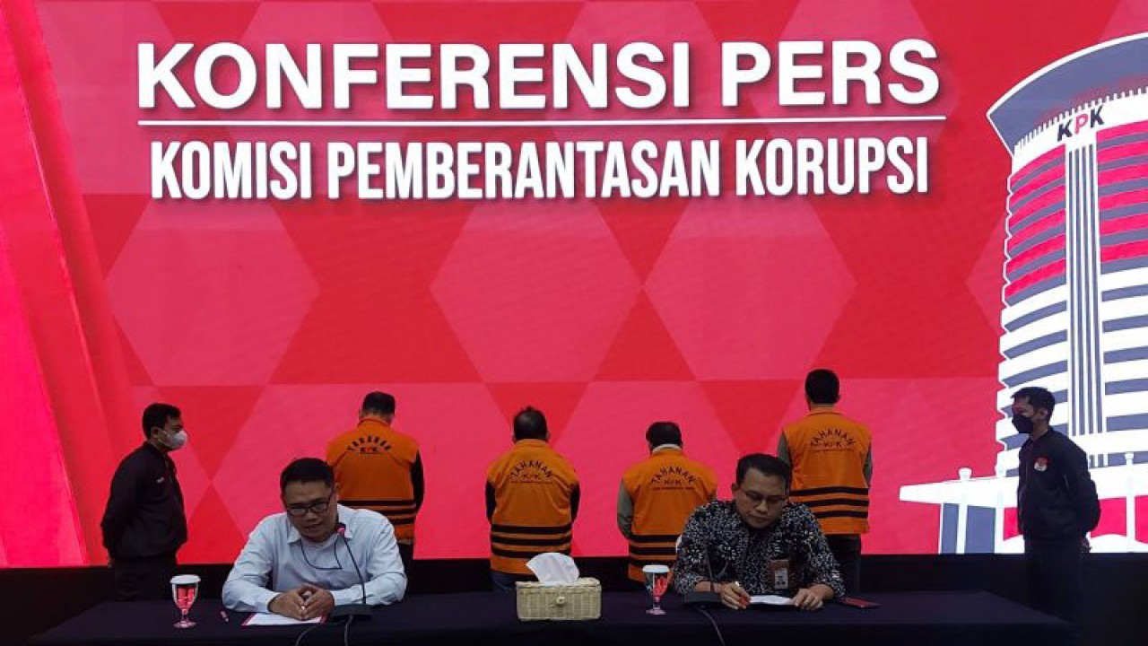 Komisi Pemberantasan Korupsi (KPK) hadirkan empat tersangka korupsi pembangunan Gereja Kingmi Mile 32 di Mimika, Papua, dalam konferensi pers di Gedung Merah Putih KPK, Jakarta Selatan, Jumat (22/9/2023). ANTARA/Fianda Sjofjan Rassat