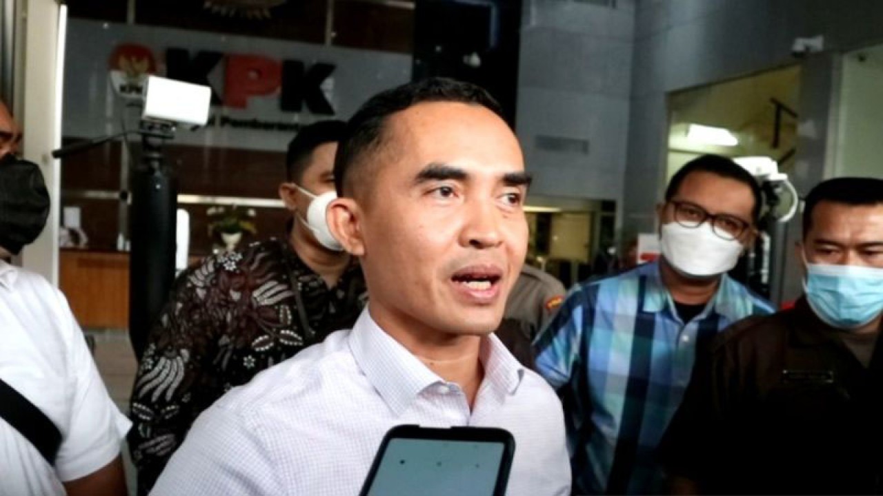 Mantan Kepala Kantor Bea Cukai Yogyakarta Eko Darmanto memberikan keterangan kepada wartawan usai memberikan klarifikasi soal Laporan Harta Kekayaan Penyelenggara Negara (LHKPN) kepada Komisi Pemberantasan Korupsi (KPK), Selasa (7/3/2023). ANTARA/Fianda Sjofjan Rassat.