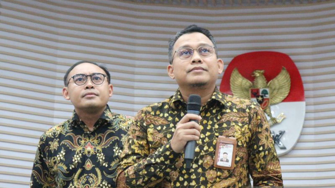 Kepala Bagian Pemberitaan KPK Ali Fikri (kanan) berikan keterangan terkait penggeledahan di Kantor Kementerian Pertanian dalam jumpa pers di Gedung Merah Putih KPK, Jakarta Selatan, Jumat (29/9/2023). ANTARA/Fianda Sjofjan Rassat