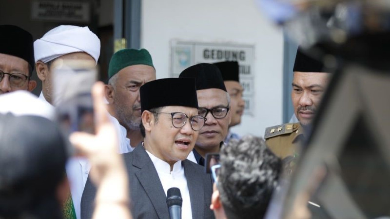 Arsip foto - Ketua Umum Partai Kebangkitan Bangsa (KPK) Abdul Muhaimin Iskandar (tengah) berikan keterangan kepada wartawan. ANTARA/HO-PKB