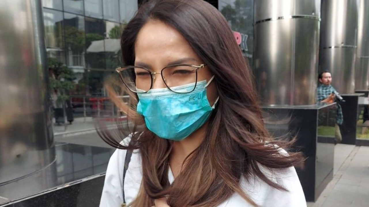 Windy Yunita Bastari Usman alias Windy Idol meninggalkan Gedung Merah Putih KPK, Jakarta Selatan, usai diperiksa penyidik KPK, Selasa (19/9/2023). ANTARA/Fianda S Rassat