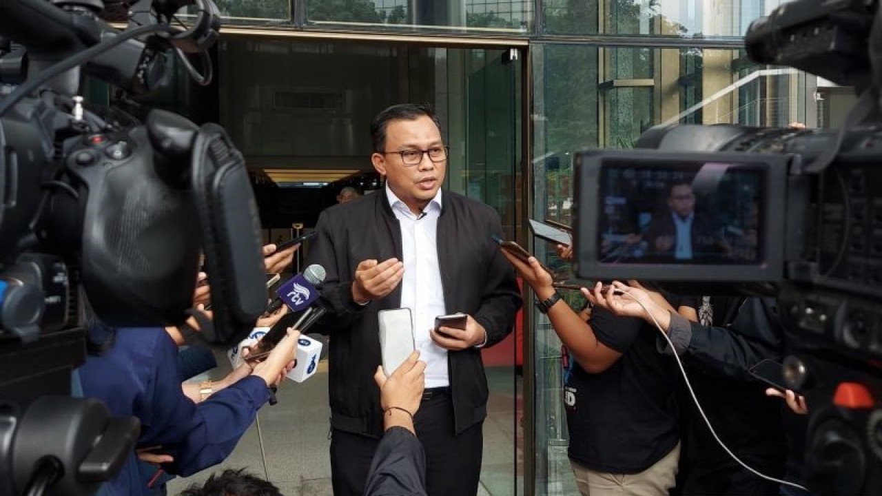 KPK menghadirkan seorang tersangka dugaan korupsi proyek pembangunan jalan di Bengkalis, Riau, dalam jumpa pers di Gedung Merah Putih KPK, Jakarta, Rabu (9/5/2023). (ANTARA/HO-KPK)