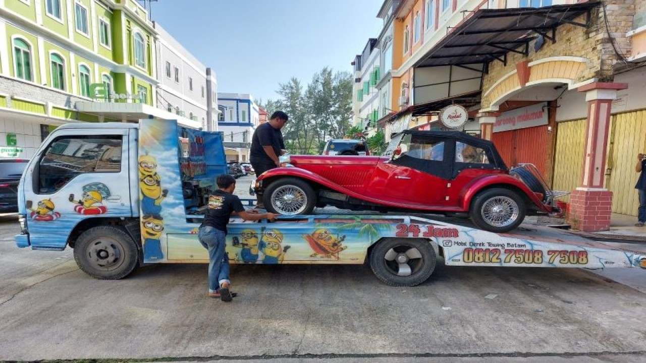 KPK sita mobil mewah milik tersangka kasus dugaan penerimaan gratifikasi mantan Kepala Kantor Bea Cukai Makassar Andhi Pramono. ANTARA/HO-KPK