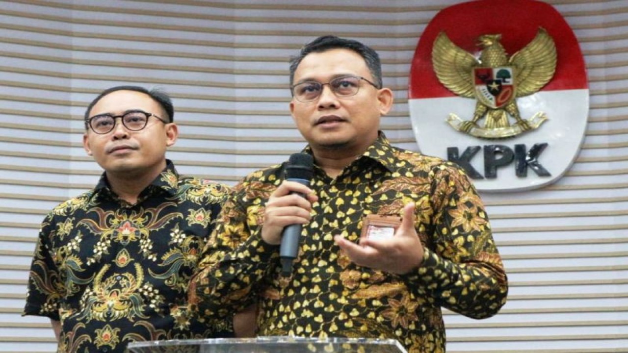 Kepala Bagian Pemberitaan KPK Ali Fikri (kanan) berikan keterangan terkait penggeledahan di Kantor Kementerian Pertanian dalam jumpa pers di Gedung Merah Putih KPK, Jakarta Selatan, Jumat (29/9/2023). ANTARA/Fianda Sjofjan Rassat