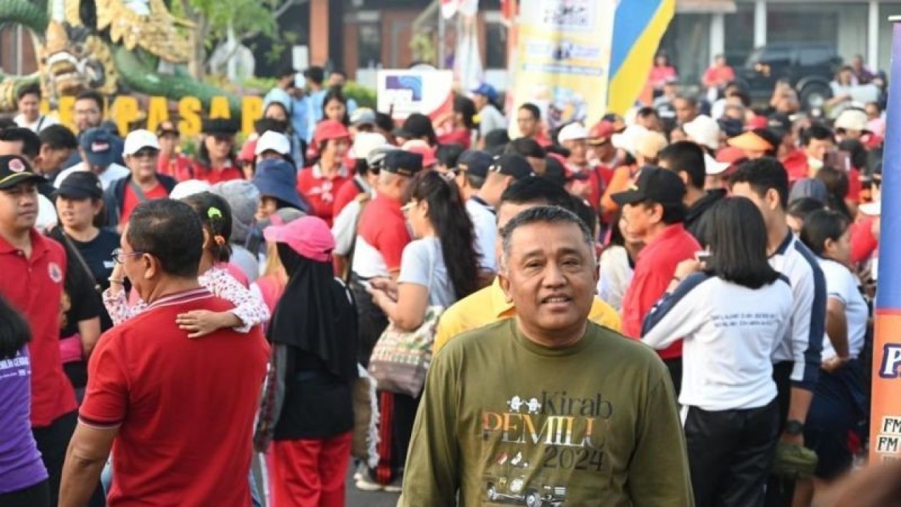 Ketua KPU Provinsi Bali I Dewa Agung Lidartawan di sela-sela mengikuti jalan sehat yang digelar LPP RRI Denpasar di Denpasar, Minggu (3/9/2023). ANTARA/Ni Luh Rhismawati.